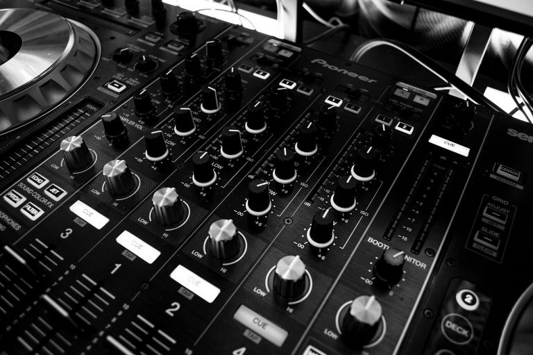 Mesa de sonido de DJ